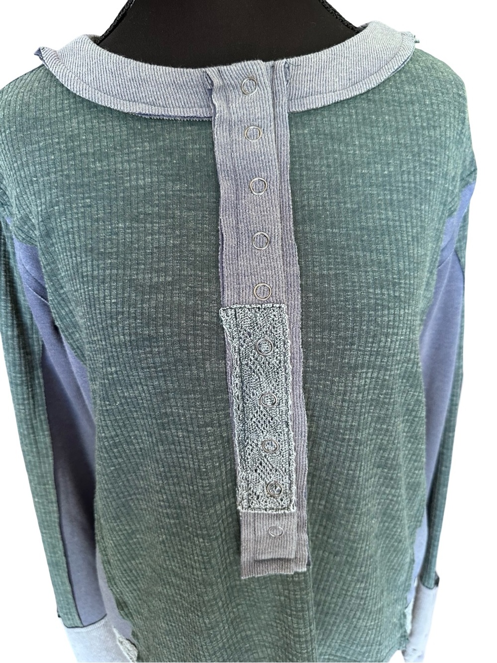 POL Color blocked Ribbed Button-Neck Top - Picture 8 of 10